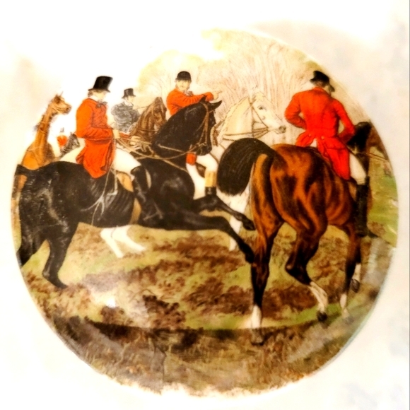 Staffordshire Other - SOLD! Vintage Staffordshire NewHall porcelain (lidded) pill/earring trinket box.